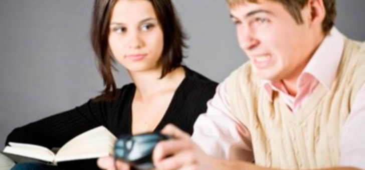Addiction-video-games-girlfriend